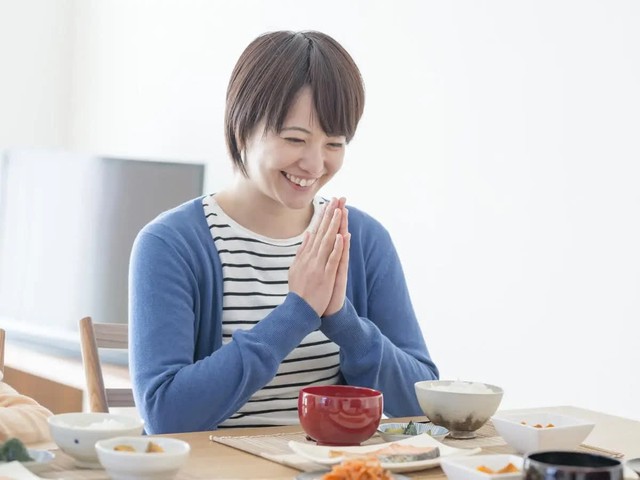 Đừng hỏi tại sao tuổi thọ trung bình người Nhật ngày càng cao: Làm được 3 điều ngay trong bữa tối giống như họ, bạn sẽ thấy ngay sự khác biệt - Ảnh 1.