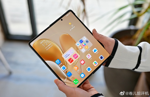Thêm một đại gia Trung Quốc tham chiến phân khúc smartphone màn hình gập, tham vọng vượt mặt Samsung - Ảnh 1.