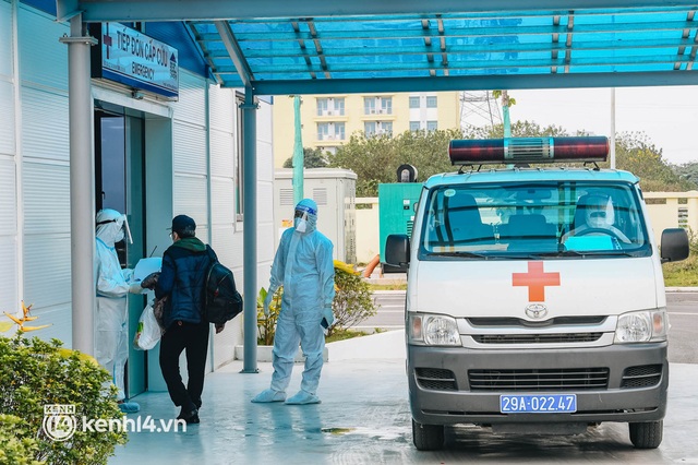  ẢNH: F0 nặng và nguy kịch ở Hà Nội tăng nhanh, bệnh viện tuyến cuối áp lực giành giật sự sống cho bệnh nhân - Ảnh 1.