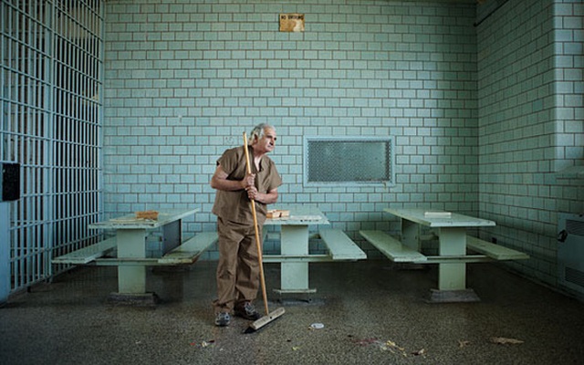 Hình ảnh minh hoạ của New York Magazine về Bernard Madoff trong tù