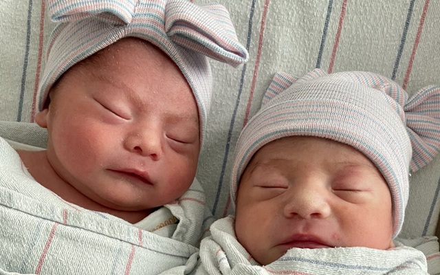 Cặp song sinh không trùng ngày tháng năm sinh Alfredo và Aylin. Ảnh: Natividad Medical Center