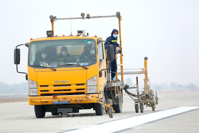 Hình ảnh công nhân hoàn thiện đường băng 1A Nội Bài vào khai thác trước Tết  - Ảnh 6.