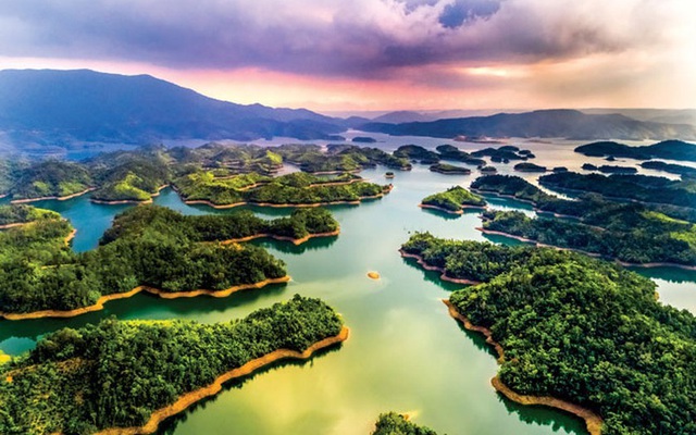 Hồ Tà Đùng được ví như Vịnh Hạ Long ở Tây Nguyên – Nguồn ảnh: Internet