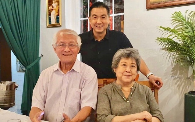 Lim Kok Cheong cùng vợ Jun Chua và con trai Ee Young