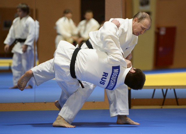Đam mê thể thao như Tổng thống Putin: Đai đen từ judo đến karate, hơn 60 tuổi vẫn trượt tuyết, đua xe - Ảnh 1.