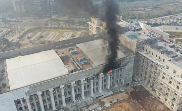  Đám cháy cùng cột khói đen bốc cao tại công trình trụ sở Tòa án nhân dân TP Hà Nội - Ảnh 1.