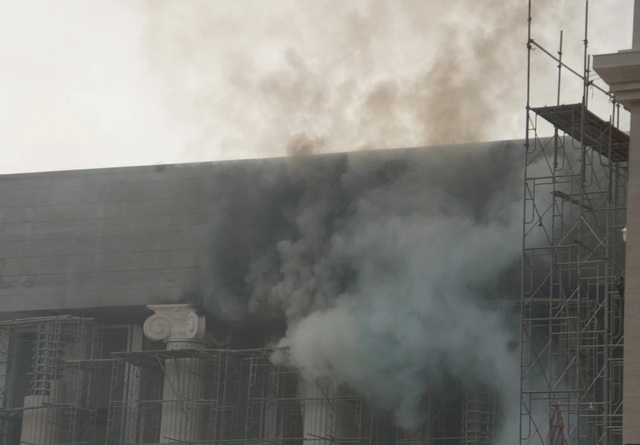 Đám cháy cùng cột khói đen bốc cao tại công trình trụ sở Tòa án nhân dân TP Hà Nội - Ảnh 2.