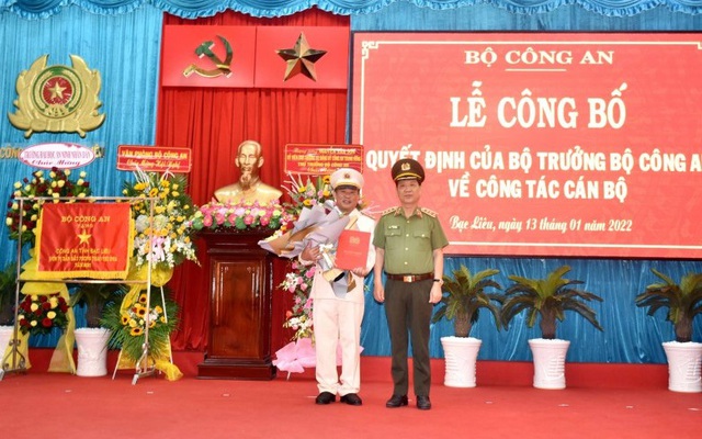 Thượng tướng Nguyễn Văn Sơn trao quyết định và chúc mừng Đại tá Lê Thanh Hùng. Ảnh: VGP