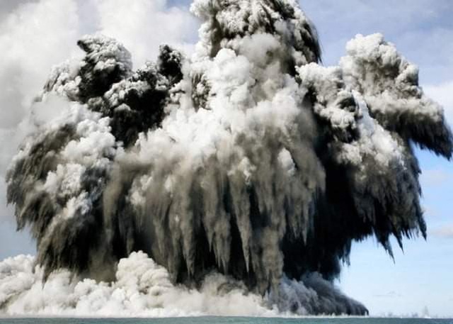 Tonga thiệt hại diện rộng sau trận núi lửa phun kèm động đất, sóng thần - Ảnh 2.