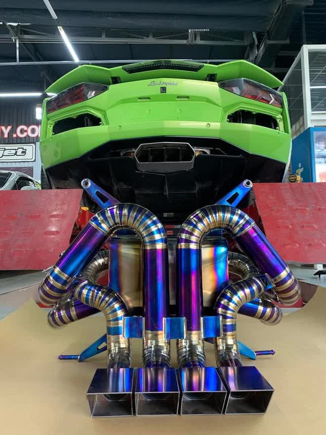 Vừa sắm Lamborghini Aventador Roadster màu độc chơi Tết, đại gia Việt mạnh tay chi hàng trăm triệu độ dàn ống xả và nâng công suất khủng - Ảnh 3.