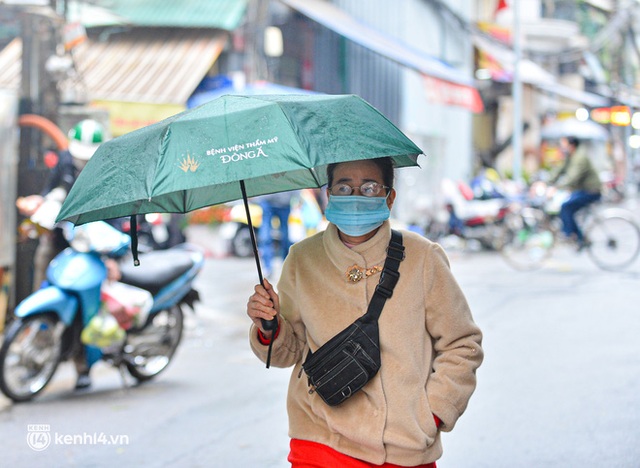 Tiểu thương chợ nhà giàu Hà Nội ngán ngẩm tại phiên Rằm cuối năm: Năm nay ế quá, Tết như thế này thì buồn lắm - Ảnh 12.