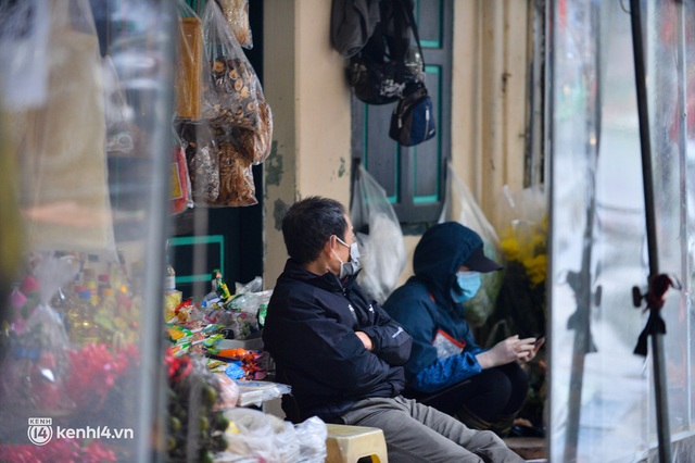 Tiểu thương chợ nhà giàu Hà Nội ngán ngẩm tại phiên Rằm cuối năm: Năm nay ế quá, Tết như thế này thì buồn lắm - Ảnh 13.