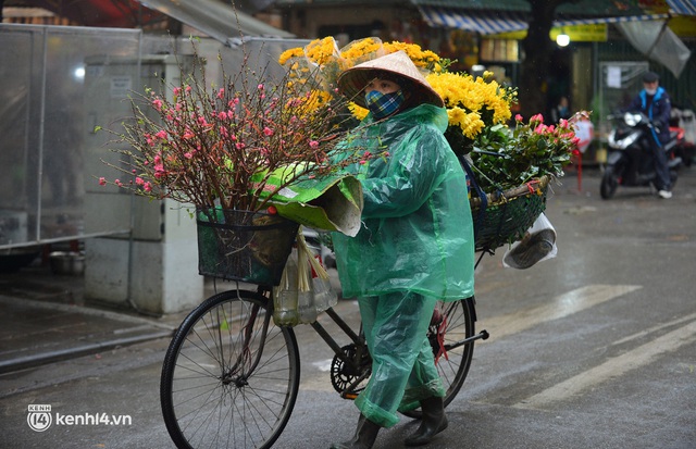 Tiểu thương chợ nhà giàu Hà Nội ngán ngẩm tại phiên Rằm cuối năm: Năm nay ế quá, Tết như thế này thì buồn lắm - Ảnh 14.