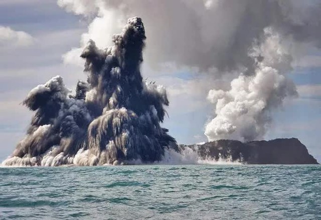 Tonga thiệt hại diện rộng sau trận núi lửa phun kèm động đất, sóng thần - Ảnh 3.