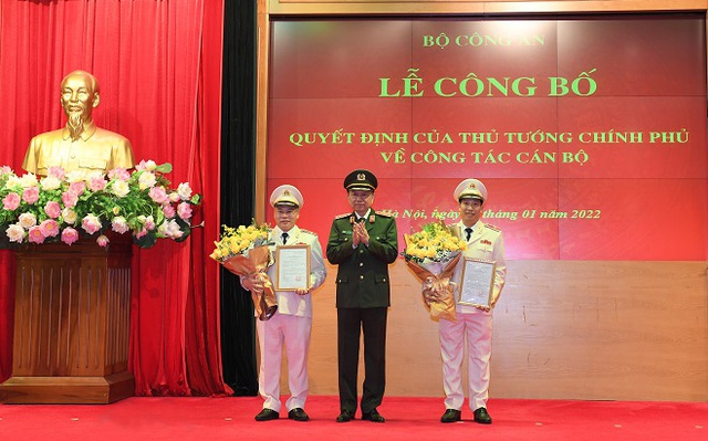 Bộ trưởng Tô Lâm trao Quyết định bổ nhiệm chức vụ Thứ trưởng Bộ Công an đối với Thiếu tướng Lê Văn Tuyến và Thiếu tướng Nguyễn Văn Long. Ảnh: BCA
