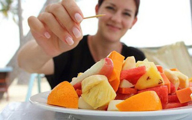 Người phụ nữ ăn trái cây để giảm cân, nào ngờ mắc bệnh tiểu đường nặng, cảnh báo kiểu ăn trái cây độc cực kỳ với sức khỏe - Ảnh 1.