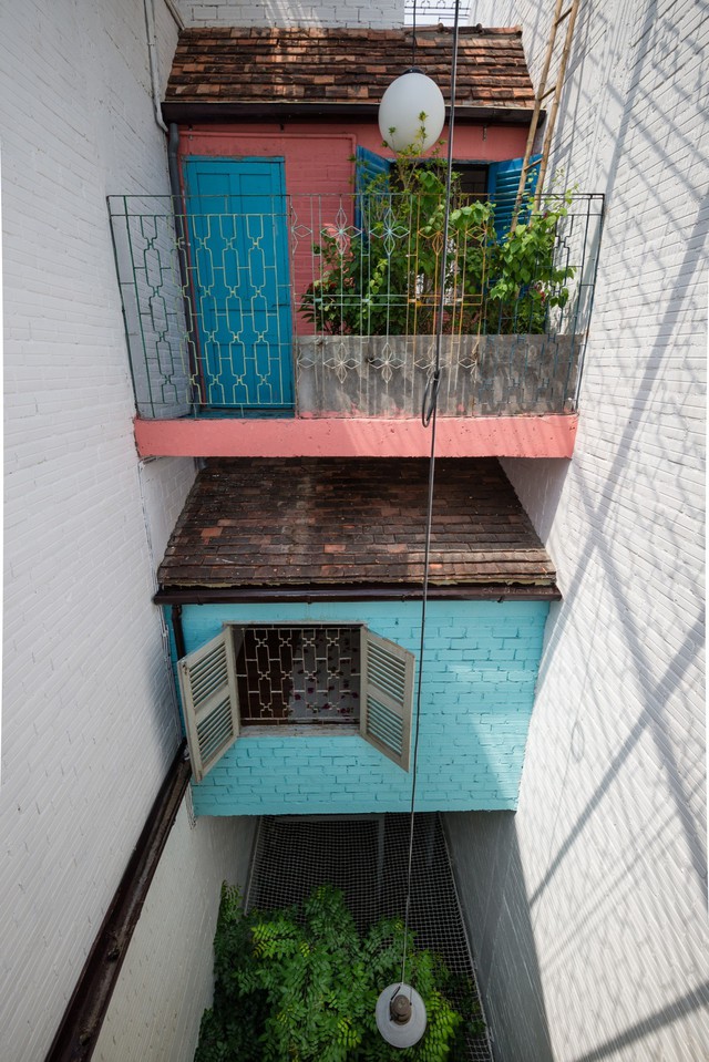 Ngôi nhà 45m² ở Sài Gòn được trang trí rất ấn tượng bởi những cánh cửa cũ - Ảnh 3.