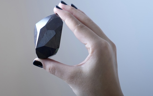 Nhân viên của Sotheby's Dubai trình diễn khối kim cương đen The Enigma hôm 17/1.