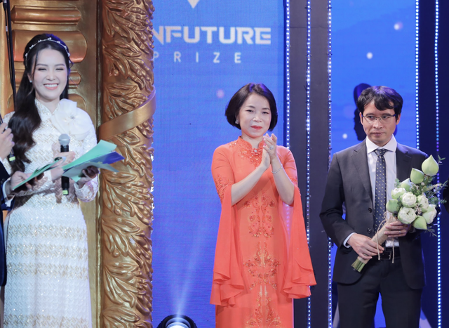 Phu nhân tỷ phú Phạm Nhật Vượng lần đầu xuất hiện trong sự kiện trao giải VinFuture - Ảnh 2.
