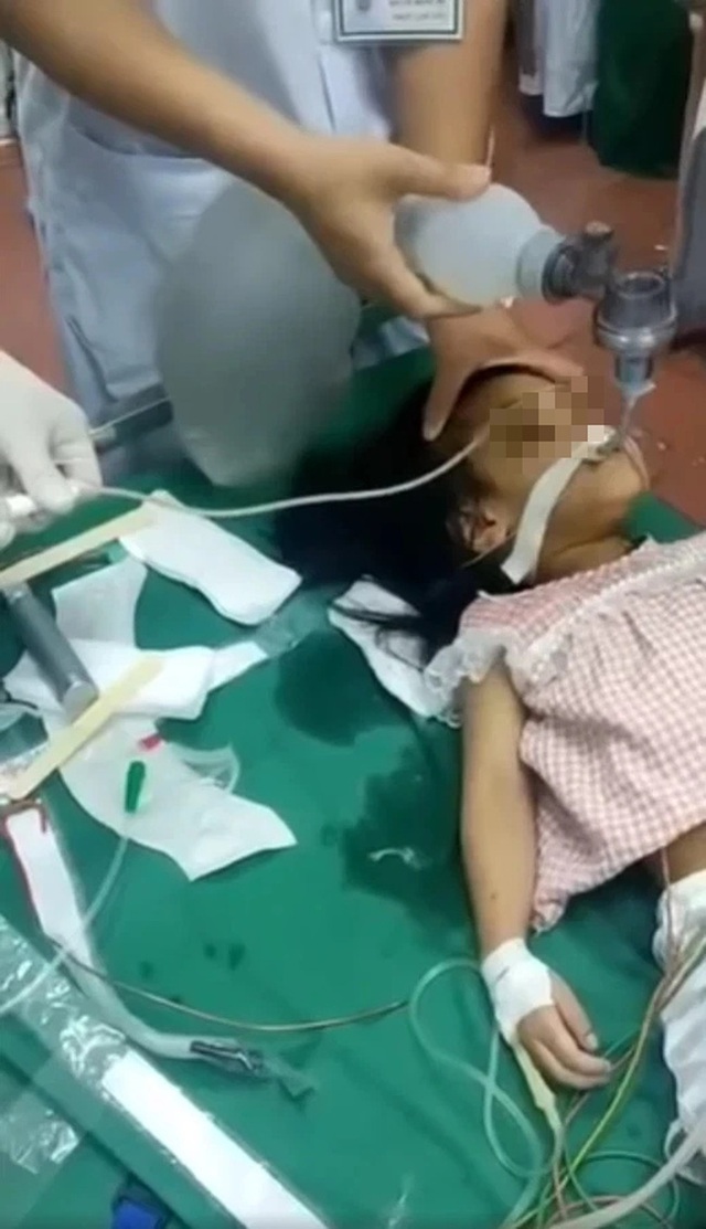Xót xa clip nghi là bé gái 3 tuổi ở Hà Nội khi cấp cứu tại BV Nhi cách đây 3 tháng, người nồng nặc mùi thuốc trừ sâu - Ảnh 1.