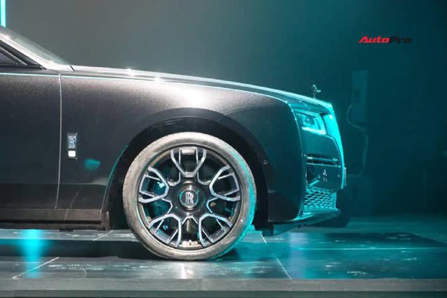 Rolls-Royce Ghost Black Badge 2022 chính hãng giá từ 33,7 tỷ đồng tại Việt Nam - Sedan siêu sang hàng độc cho đại gia chơi Tết - Ảnh 11.