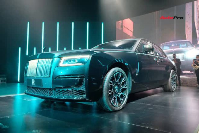 Rolls-Royce Ghost Black Badge 2022 chính hãng giá từ 33,7 tỷ đồng tại Việt Nam - Sedan siêu sang hàng độc cho đại gia chơi Tết - Ảnh 3.