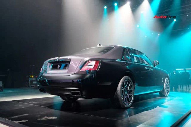 Rolls-Royce Ghost Black Badge 2022 chính hãng giá từ 33,7 tỷ đồng tại Việt Nam - Sedan siêu sang hàng độc cho đại gia chơi Tết - Ảnh 4.