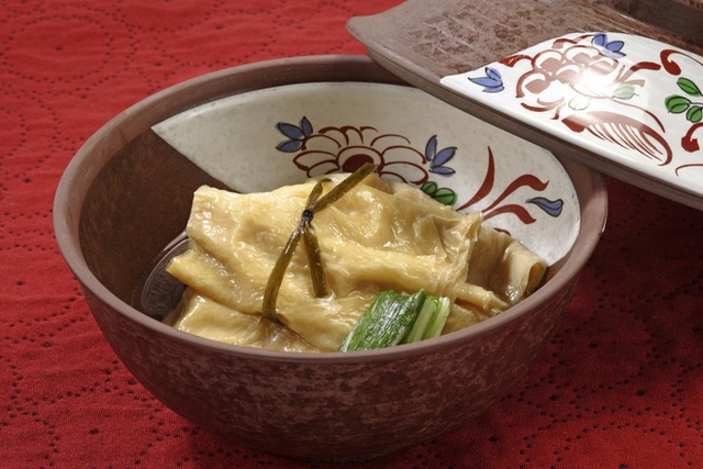 Một món ăn lẩu khoái khẩu của người Việt hoá ra lại có cách làm tỉ mẩn thế này, sang Nhật còn thành món cao cấp trong nhà hàng - Ảnh 6.