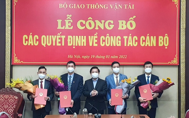 Bộ trưởng Bộ GTVT Nguyễn Văn Thể trao Quyết định bổ nhiệm và bổ nhiệm lại các đồng chí lãnh đạo tại 04 cơ quan thuộc Bộ. Ảnh: Bộ GTVT