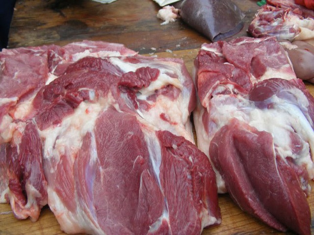 6 dấu hiệu chứng tỏ thịt lợn ngoài chợ đã bị bơm nước, nhiễm bẩn, gian thương lợi dụng ăn lãi to dịp Tết chẳng dại gì rỉ tai mách bạn tránh né - Ảnh 1.