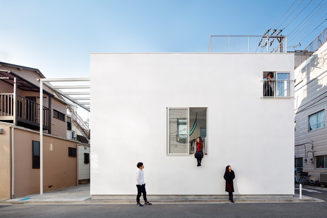 Mang phòng ngủ ra ban công, ngôi nhà 48m² ở Nhật này là sự kết hợp hoàn hảo của kiến trúc độc lạ - Ảnh 1.