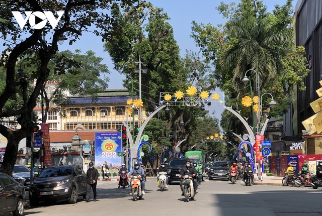 Trang trí đường phố Tết: Thủ đô Hà Nội giảm so với mọi năm - Ảnh 4.