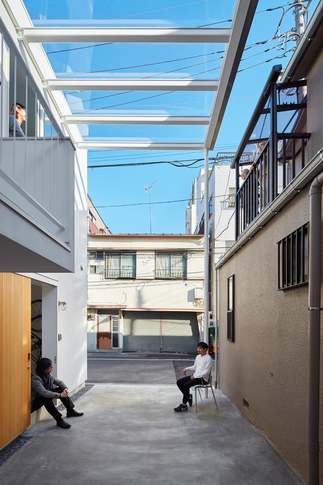 Mang phòng ngủ ra ban công, ngôi nhà 48m² ở Nhật này là sự kết hợp hoàn hảo của kiến trúc độc lạ - Ảnh 5.