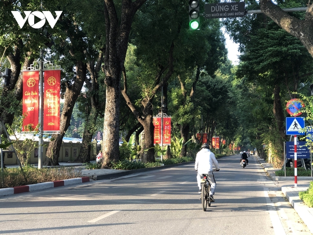 Trang trí đường phố Tết: Thủ đô Hà Nội giảm so với mọi năm - Ảnh 6.