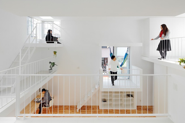 Mang phòng ngủ ra ban công, ngôi nhà 48m² ở Nhật này là sự kết hợp hoàn hảo của kiến trúc độc lạ - Ảnh 6.