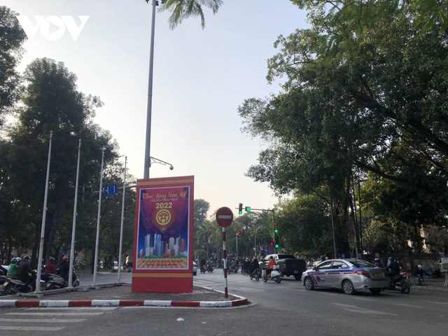 Trang trí đường phố Tết: Thủ đô Hà Nội giảm so với mọi năm - Ảnh 7.