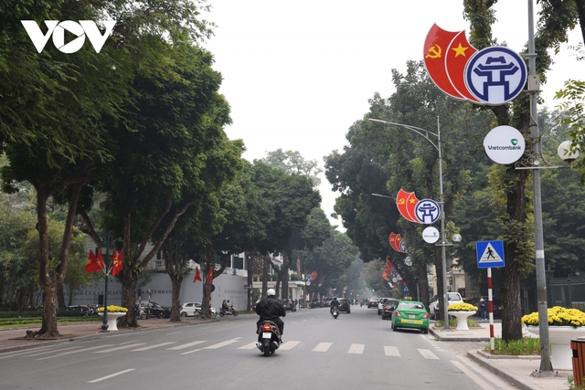 Trang trí đường phố Tết: Thủ đô Hà Nội giảm so với mọi năm - Ảnh 9.