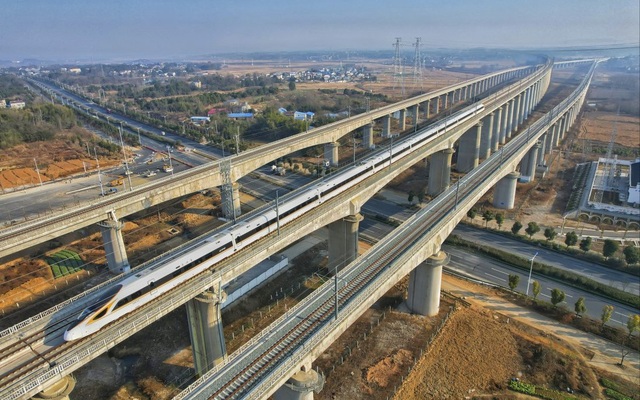 Trung Quốc lại sử dụng 'vũ khí truyền thống': Chuẩn bị mở rộng hệ thống đường sắt cao tốc với tổng chiều dài bằng 5 nước cộng lại