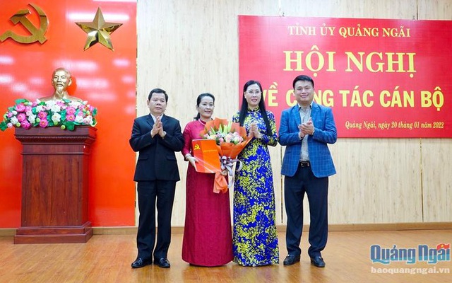 Bà Bùi Thị Quỳnh Vân cùng các cán bộ trong Ban Thường vụ Tỉnh ủy Quảng Ngãi chúc mừng bà Đinh Thị Hồng Minh. Ảnh: Báo Quảng Ngãi