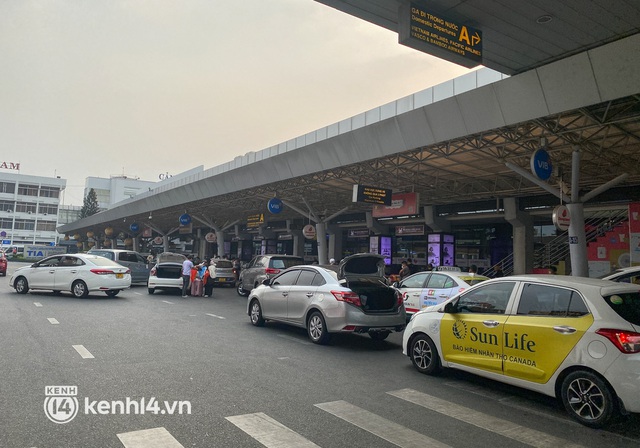  Ảnh, clip: Sân bay Tân Sơn Nhất nhộn nhịp người về quê đón Tết, hành khách rồng rắn xếp hàng dài check in - Ảnh 3.