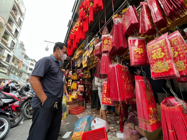 Chợ vàng mã lớn nhất TPHCM nhộn nhịp trước Tết ông Công ông Táo - Ảnh 1.