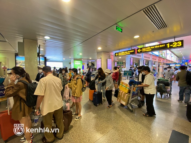  Ảnh, clip: Sân bay Tân Sơn Nhất nhộn nhịp người về quê đón Tết, hành khách rồng rắn xếp hàng dài check in - Ảnh 13.