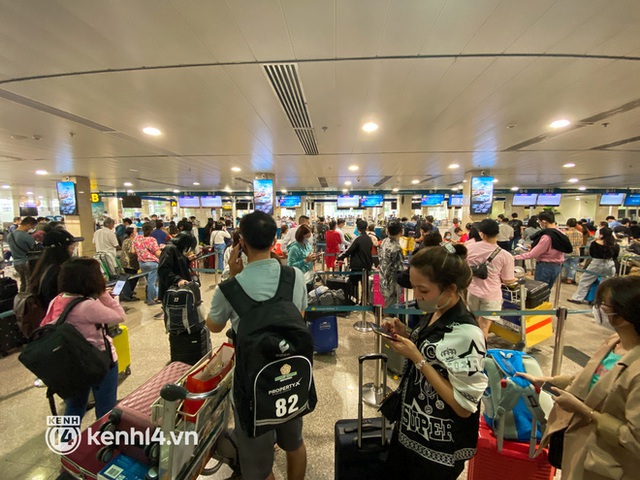 Ảnh, clip: Sân bay Tân Sơn Nhất nhộn nhịp người về quê đón Tết, hành khách rồng rắn xếp hàng dài check in - Ảnh 14.