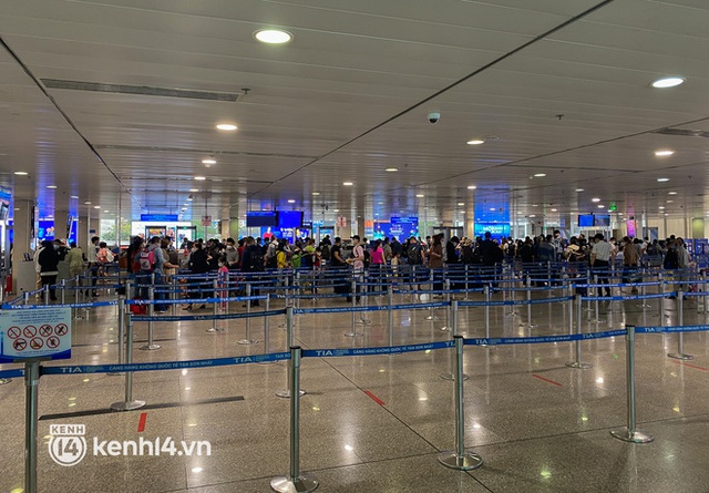 Ảnh, clip: Sân bay Tân Sơn Nhất nhộn nhịp người về quê đón Tết, hành khách rồng rắn xếp hàng dài check in - Ảnh 20.