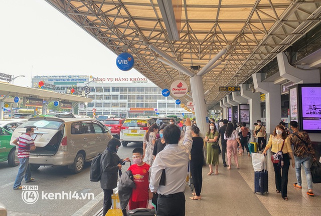 Ảnh, clip: Sân bay Tân Sơn Nhất nhộn nhịp người về quê đón Tết, hành khách rồng rắn xếp hàng dài check in - Ảnh 4.