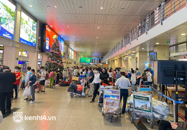  Ảnh, clip: Sân bay Tân Sơn Nhất nhộn nhịp người về quê đón Tết, hành khách rồng rắn xếp hàng dài check in - Ảnh 7.