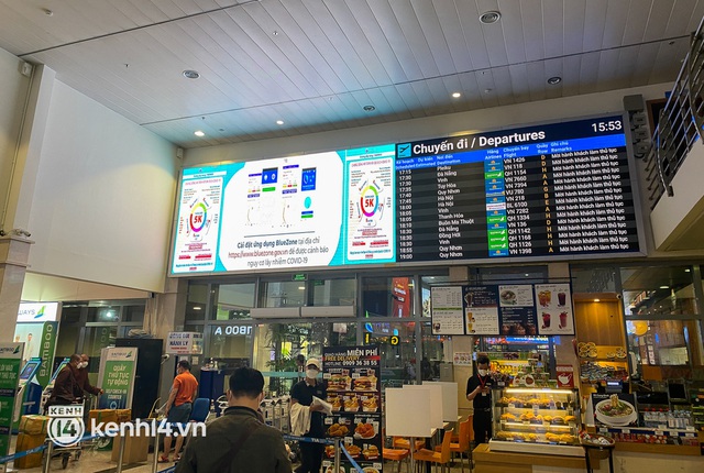  Ảnh, clip: Sân bay Tân Sơn Nhất nhộn nhịp người về quê đón Tết, hành khách rồng rắn xếp hàng dài check in - Ảnh 8.