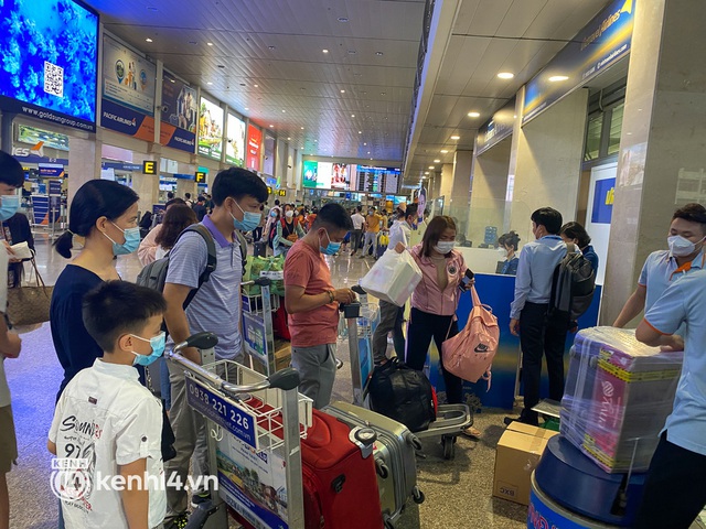  Ảnh, clip: Sân bay Tân Sơn Nhất nhộn nhịp người về quê đón Tết, hành khách rồng rắn xếp hàng dài check in - Ảnh 9.