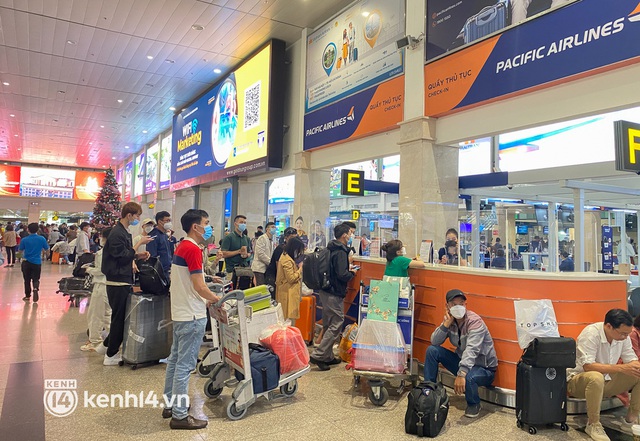  Ảnh, clip: Sân bay Tân Sơn Nhất nhộn nhịp người về quê đón Tết, hành khách rồng rắn xếp hàng dài check in - Ảnh 10.