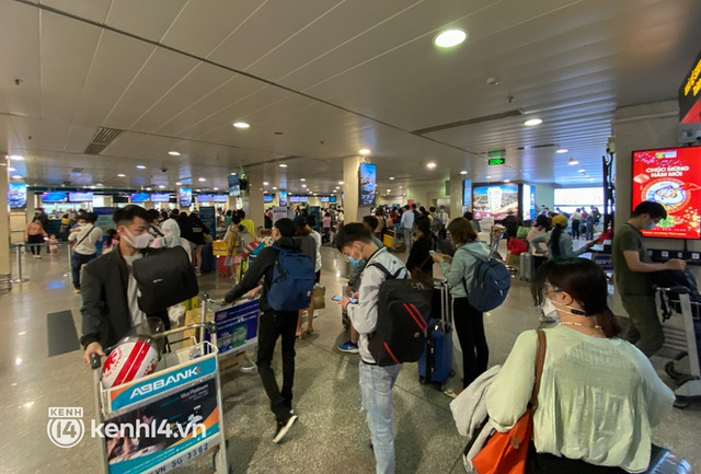  Ảnh, clip: Sân bay Tân Sơn Nhất nhộn nhịp người về quê đón Tết, hành khách rồng rắn xếp hàng dài check in - Ảnh 11.